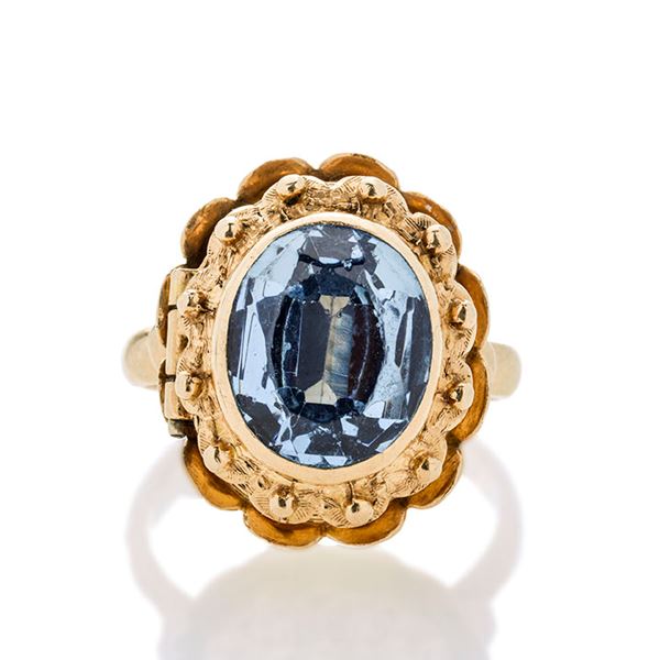 Ring in yellow gold and blue stone