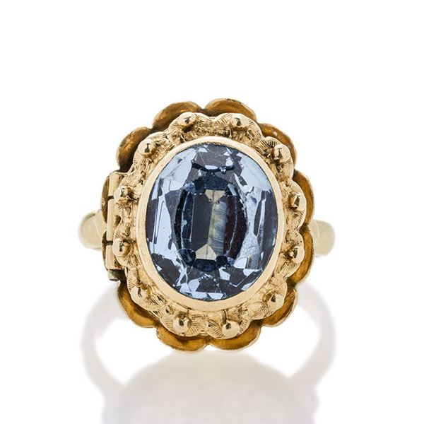 Ring in yellow gold and blue stone