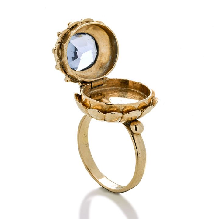 Anello in oro giallo e pietra azzurra