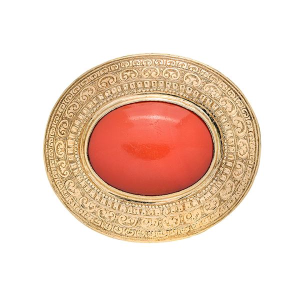 Large brooch in yellow gold and red coral