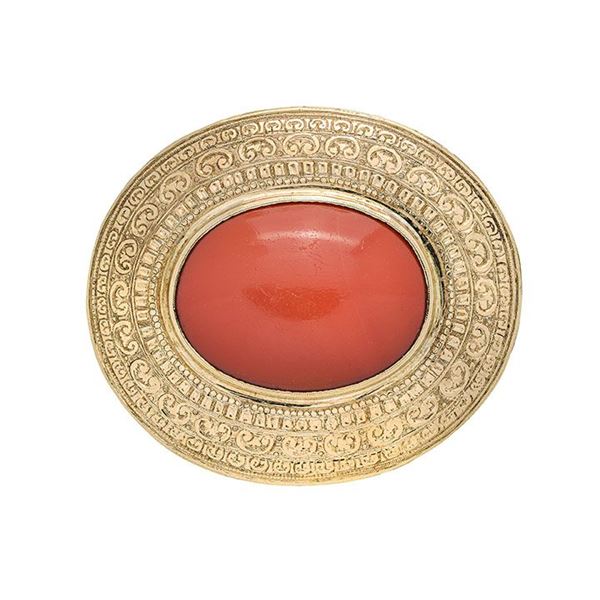 Large brooch in yellow gold and red coral