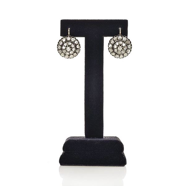 Pair of earring in low title gold, silver and diamonds