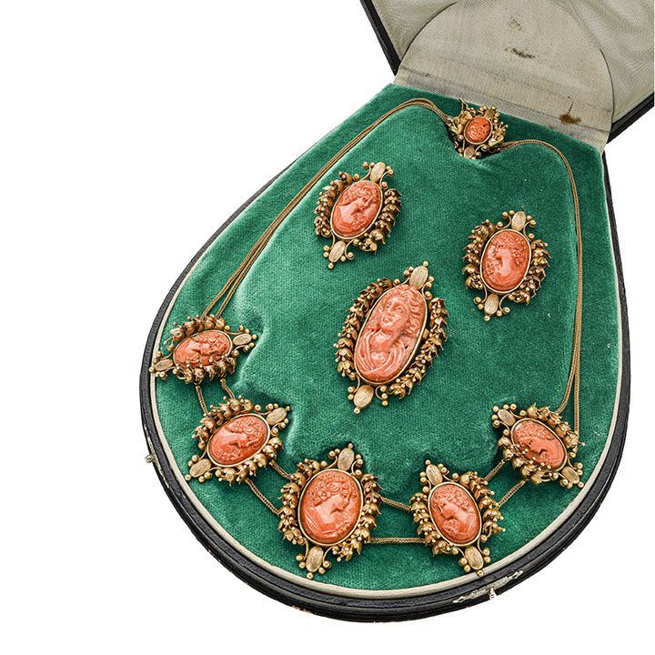Importante parure in oro giallo e cammei in corallo rosso