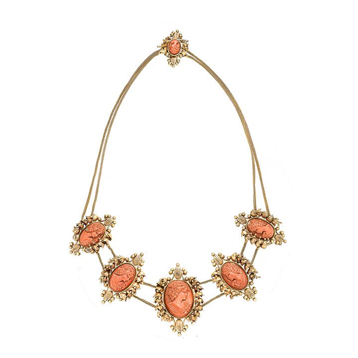 Importante parure in oro giallo e cammei in corallo rosso