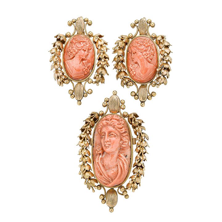 Importante parure in oro giallo e cammei in corallo rosso