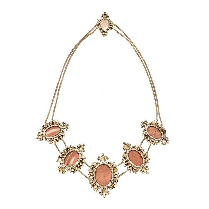 Importante parure in oro giallo e cammei in corallo rosso