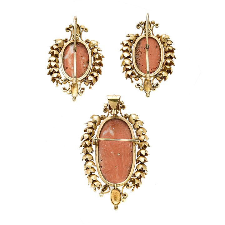 Importante parure in oro giallo e cammei in corallo rosso