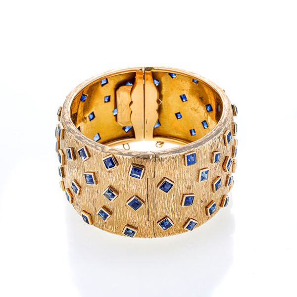 Large rigid bracelet in yellow gold and sapphires