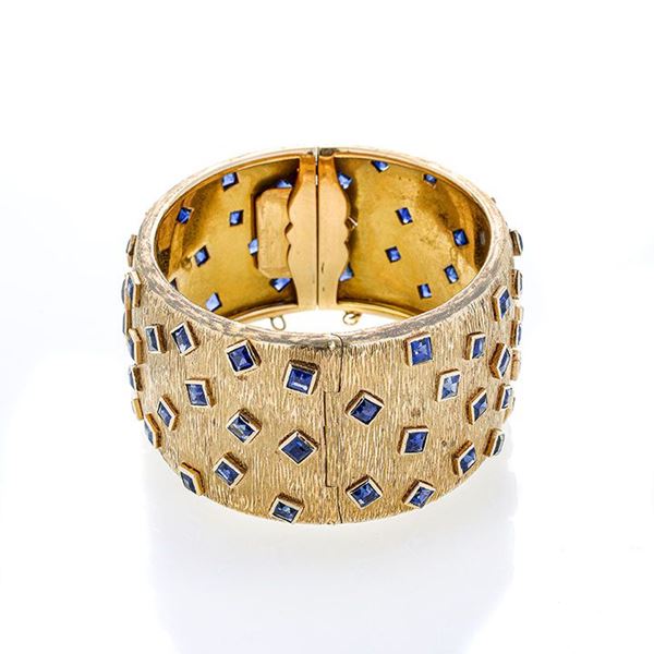 Large rigid bracelet in yellow gold and sapphires