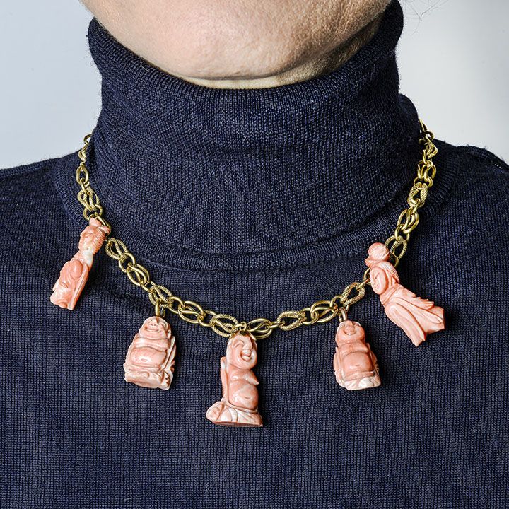 Girocollo in oro giallo con charms in corallo rosa