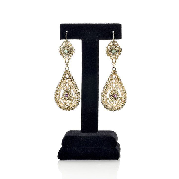 Paio di orecchini pendenti in oro giallo, smeraldi, rubini e microperle