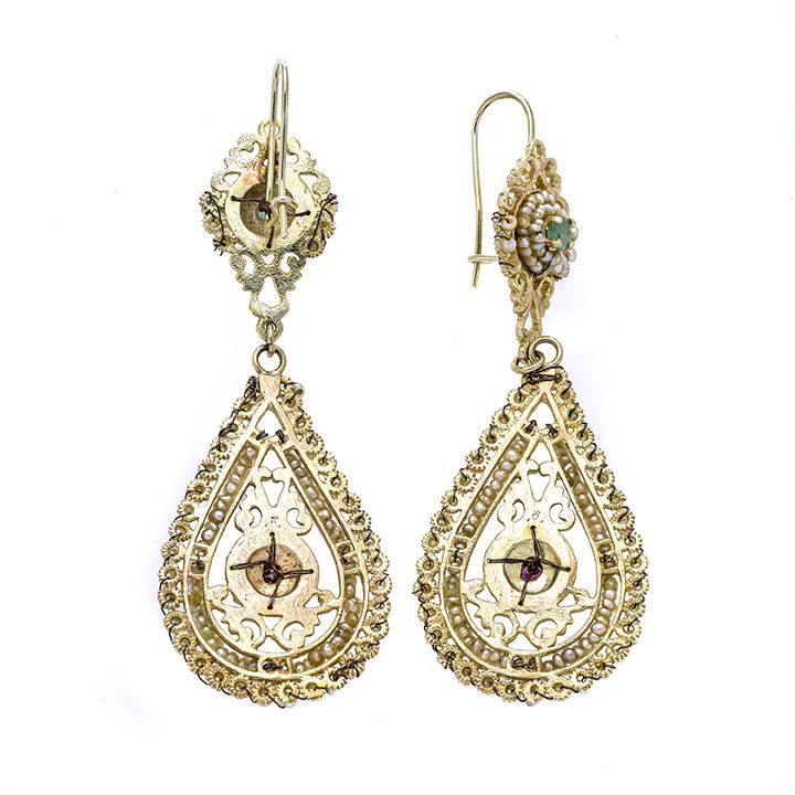 Paio di orecchini pendenti in oro giallo, smeraldi, rubini e microperle