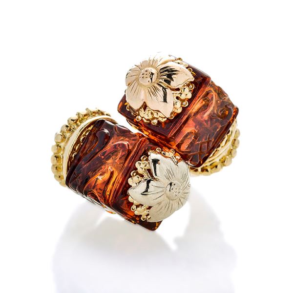 Contariè ring in yellow gold and engraved amber