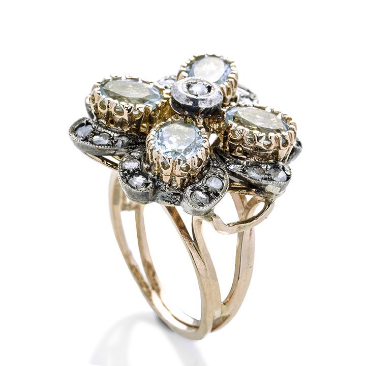 Anello a fiore in oro 14 kt, acquamarina e diamanti