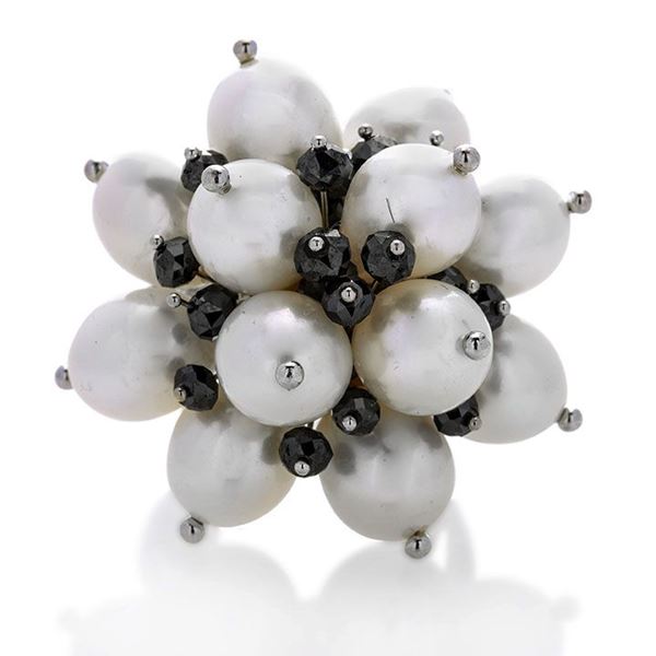 Ring in white gold, pearls and black diamonds