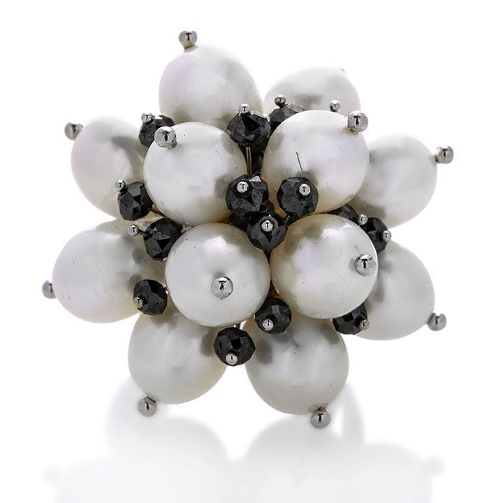 Anello in oro bianco, perle e diamanti neri