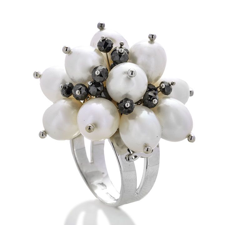 Anello in oro bianco, perle e diamanti neri