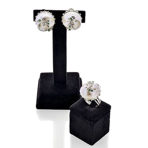 Parure in oro bianco, diamanti, smeraldi e perle mabè