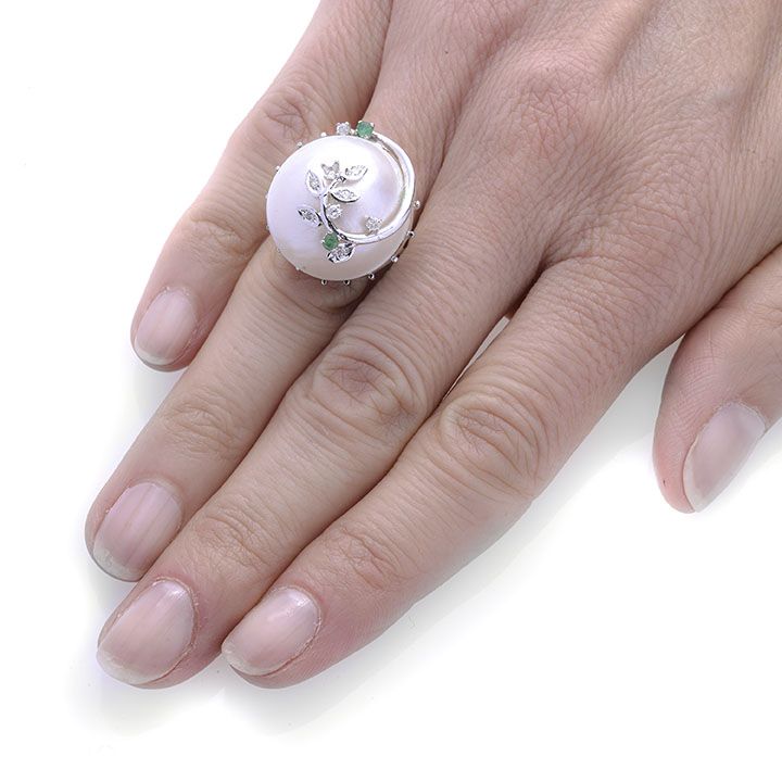 Parure in oro bianco, diamanti, smeraldi e perle mabè
