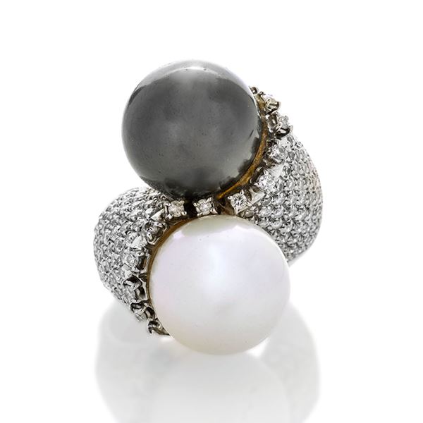 Large contrariè ring in white gold, diamonds, pearl and Tahitian pearl