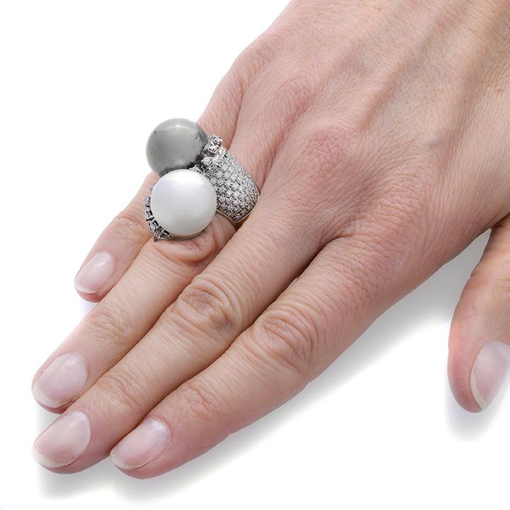 Grande anello contrariè in oro bianco, diamanti, perla e perla tahiti