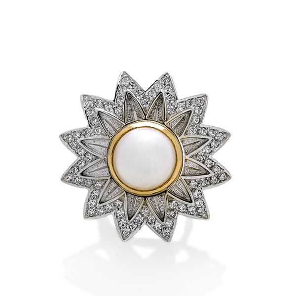 Grande anello a margherita in oro giallo, diamanti e perla mabè