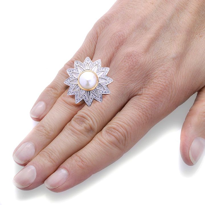 Grande anello a margherita in oro giallo, diamanti e perla mabè
