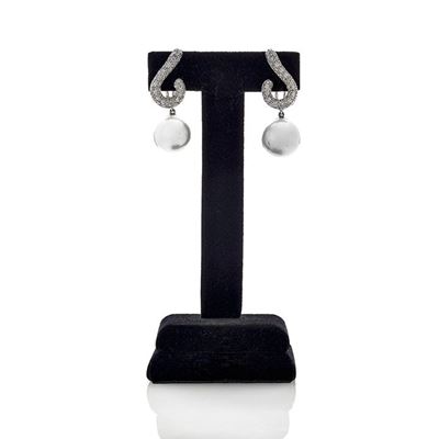 Paio di Orecchini Pendenti a Clips in Oro Bianco, Diamanti e Perle