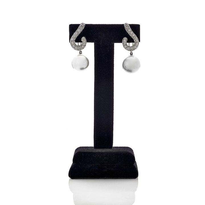 Paio di Orecchini Pendenti a Clips in Oro Bianco, Diamanti e Perle