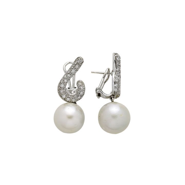 Paio di Orecchini Pendenti a Clips in Oro Bianco, Diamanti e Perle