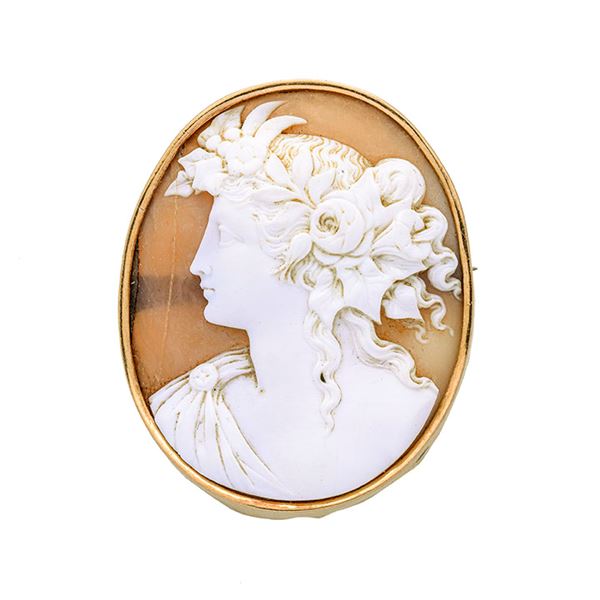 Brooch in low title gold and cameo in shell