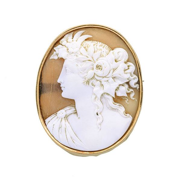 Brooch in low title gold and cameo in shell