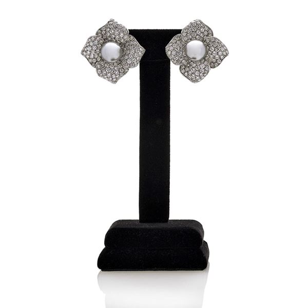 Pair of clips in white gold, diamonds and Tahiti pearls