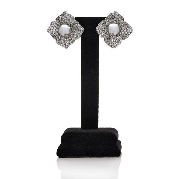 Pair of clips in white gold, diamonds and Tahiti pearls