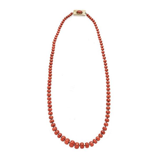 Long necklace in red coral and yellow gold