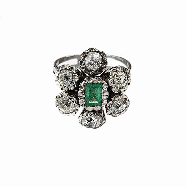 Ring in white gold, diamonds and emerald