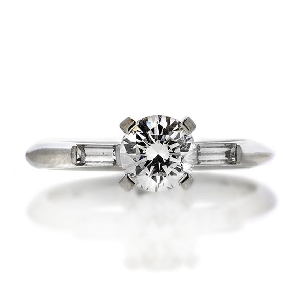 Solitaire ring in white gold and diamonds