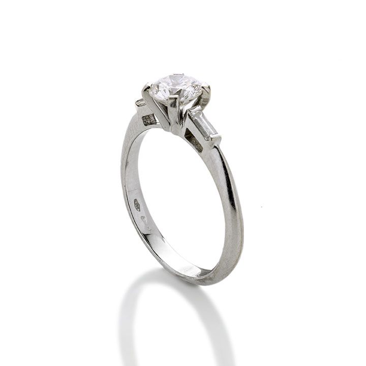 Anello Solitario in Oro Bianco e Diamanti