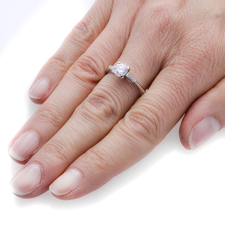 Anello Solitario in Oro Bianco e Diamanti