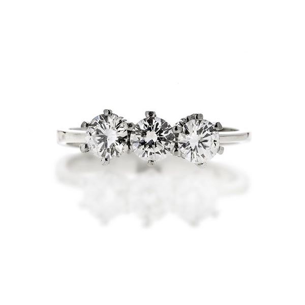 Trilogy ring in white gold and diamonds