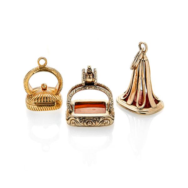 Three large seals in low title gold, glass and engraved carnelian
