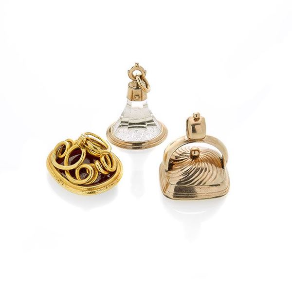 Tre sigilli in oro a basso titolo, quarzo e corniola
