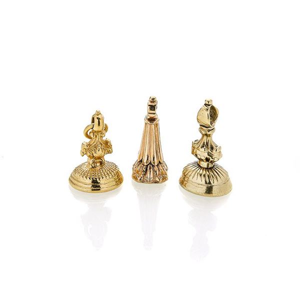 Three seals in low title gold and engraved hard stones