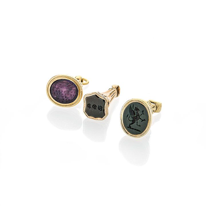 Tre sigilli in oro a basso titolo e pietre dure incise