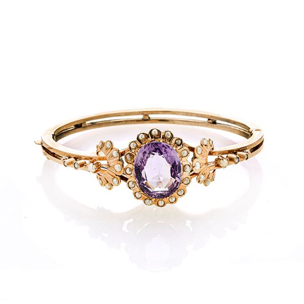 Rigid bracelet in low-title gold, micro-pearls and amethyst