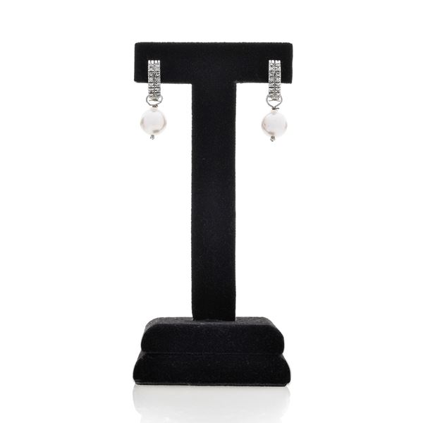 Pair of dangling earrings in white gold, diamonds and pearls
