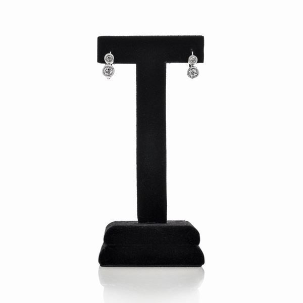 Pair of earrings in white gold and diamonds