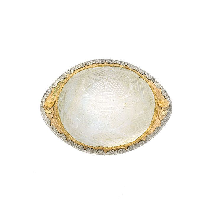 Grande chiusura in oro giallo, oro bianco e calcedonio inciso