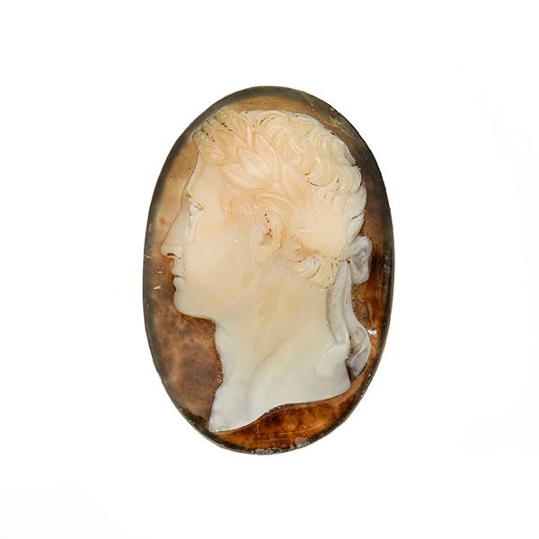 Large cameo in chalcedony with profile of Giulio Cesare