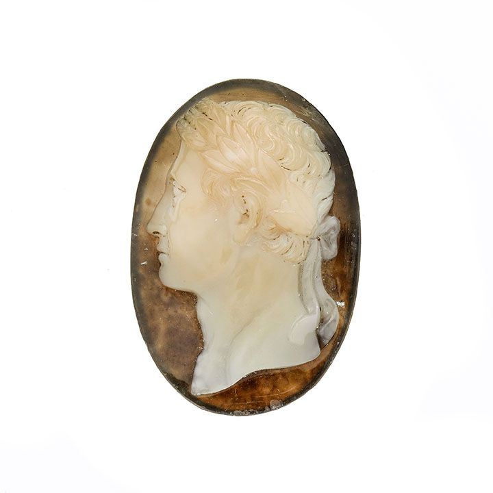 Grande cammeo ovale in calcedonio con profilo di Giulio Cesare